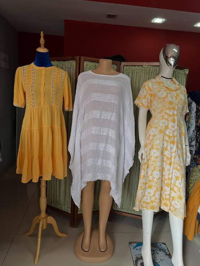 Interior de Tvistox1000 con ropa importada en exhibición, Gazcue