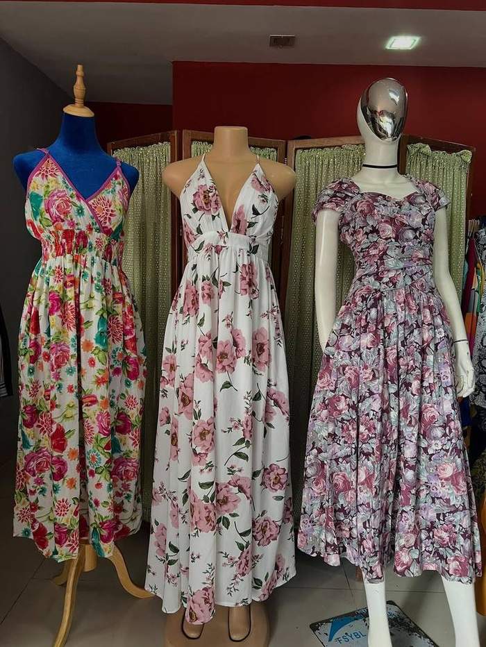 Vestidos florales importados exhibidos en Tvistox1000, Gazcue